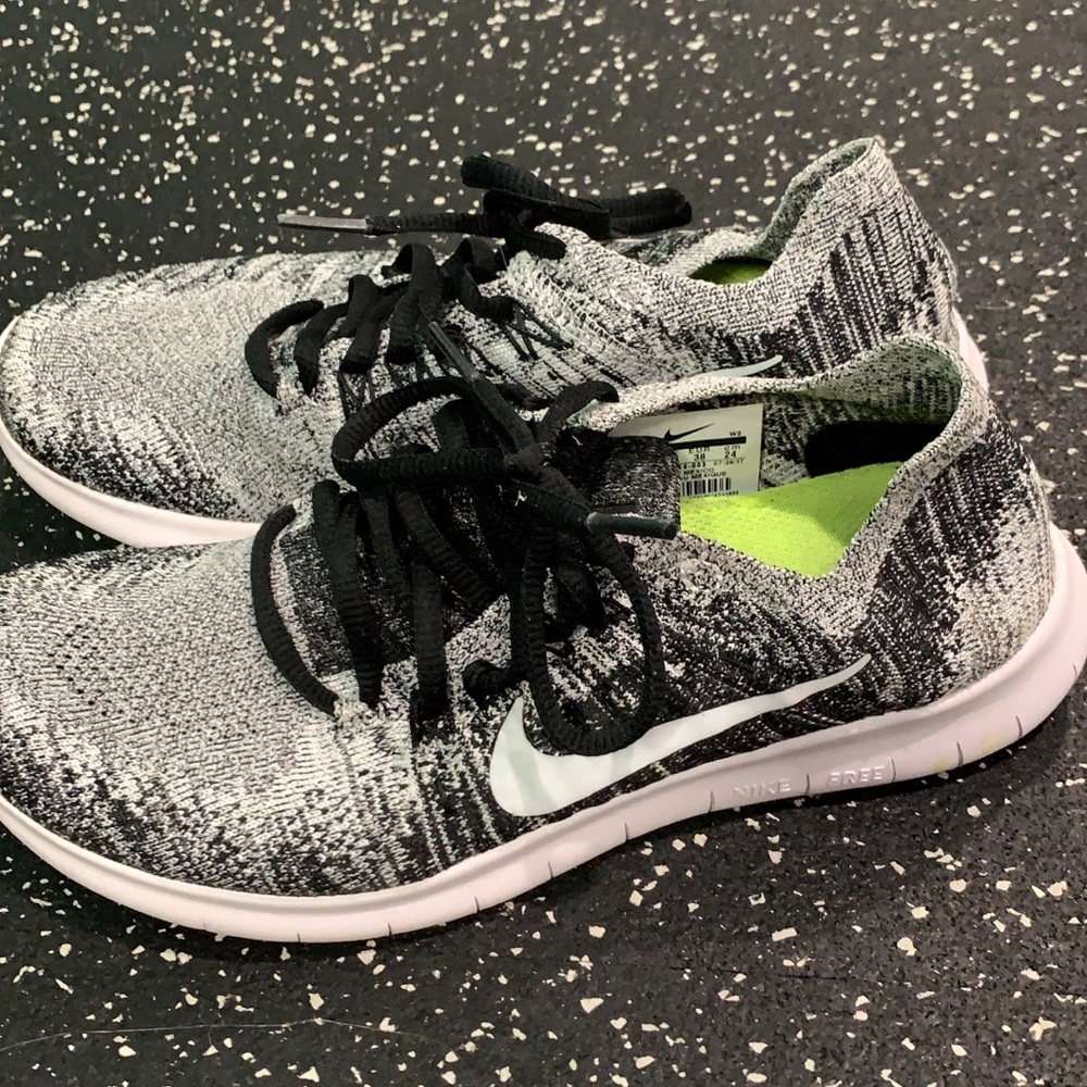 Nike flyknit tennis shoes